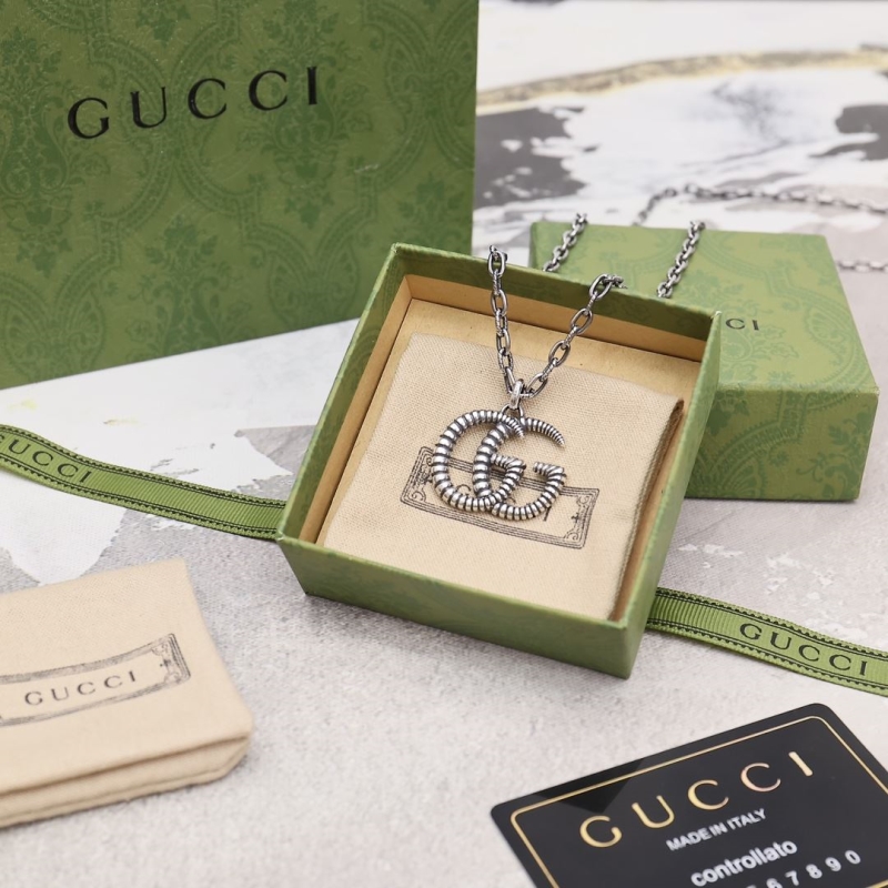 G*u*i necklaces